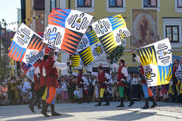 27.06.2026, Mindelheim: Am zweiten Tag des Frundsbergfests 2026 verwandelt sich die Mindelheimer Altstadt erneut in eine mittelalterliche Kulisse. Tausende Mitwirkende in historischen Gewändern prägen das traditionsreiche Fest, das zu den größten historischen Stadtfesten Deutschlands zählt.