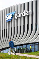 09.10.2026, München, Deutschland. PENNY DEL, Deutsche Eishockey Liga, Saison 2026/27, 7. Spieltag: EHC Red Bull München gegen ERC Ingolstadt im SAP Garden in München. Außenansicht des SAP Garden im Münchner Olympiapark. Zuschauer laufen in Richtung der Arena.