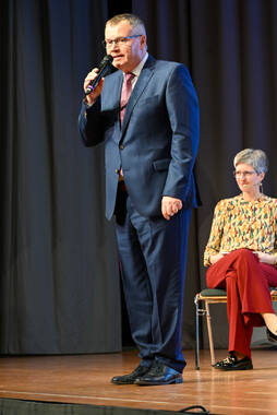 Podiumsdiskussion zur Bürgermeisterwahl in Bad Wörishofen im Kursaal. Die Bürgermeisterkandidaten Daniel Pflügl, Stefan Welzel und Paul Gruschka stellten sich den Fragen von Moderation und Publikum.
