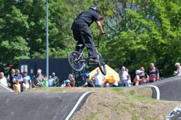 Mindelheim, Deutschland – 23.05.2026: Eröffnung der neuen BikeArea auf der Schwabenwiese in Mindelheim. Die von Schanzenwerk gestaltete und gebaute Anlage umfasst Pumptrack-, Flowline- und Jumpline-Elemente für Kinder, Jugendliche und Erwachsene.