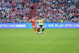 Allianz Arena, München, Deutschland – 25.04.2026: Fußball, UEFA Women’s Champions League 2025/2026, Halbfinale Hinspiel, FC Bayern München Frauen vs. FC Barcelona Frauen: Klara Bühl / Klara Buehl (FC Bayern München, Sturm) will an den Ball von Ona Batlle (FC Barcelona, Abwehr)