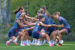 05.08.2026, München, Deutschland. Google Pixel Frauen-Bundesliga: Die FC Bayern Frauen absolvieren auf dem FC Bayern Campus eine Trainingseinheit zur Vorbereitung auf das Testspiel gegen Paris FC. Arianna Caruso (FC Bayern Frauen), Klara Bühl (FC Bayern Frauen)