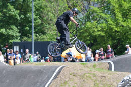 Mindelheim, Deutschland – 23.05.2026: Eröffnung der neuen BikeArea auf der Schwabenwiese in Mindelheim. Die von Schanzenwerk gestaltete und gebaute Anlage umfasst Pumptrack-, Flowline- und Jumpline-Elemente für Kinder, Jugendliche und Erwachsene.