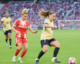 Allianz Arena, München, Deutschland – 25.04.2026: Fußball, UEFA Women’s Champions League 2025/2026, Halbfinale Hinspiel, FC Bayern München Frauen vs. FC Barcelona Frauen: Clàudia Pina / Claudia Pina (FC Barcelona, Sturm) am Ball, Linda Dallmann (FC Bayern München, Mittelfeld) im Rücken.