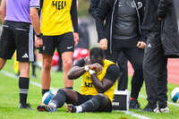 17.10.2026, Mindelheim, Bayern, Deutschland. Kreisliga Allgäu Nord: TSV Mindelheim gegen SV Oberegg. Spielort: Julius-Strohmayer-Stadion. Sulayman Drammeh (TSV Mindelheim) verletzt, mit Schmerzen, bei der Behandlung
