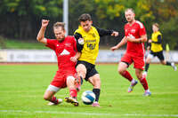 17.10.2026, Mindelheim, Bayern, Deutschland. Kreisliga Allgäu Nord: TSV Mindelheim gegen SV Oberegg. Spielort: Julius-Strohmayer-Stadion. Anel Junuzovic (TSV Mindelheim) im Zweikampf, im Duell, im Kampf um den Ball mit (Oberegg) Spieler