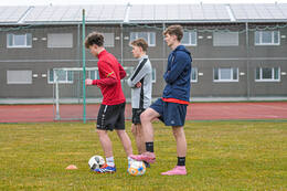 Bad Wörishofen, Deutschland – Vorbereitungstraining für das Schulderby 2026 zwischen der Wirtschaftsschule Bad Wörishofen und dem Josef-Bernhard-Gymnasium Türkheim auf dem Gelände der Wirtschaftsschule in Bad Wörishofen. Das Spiel ist für Mai 2026 geplant.