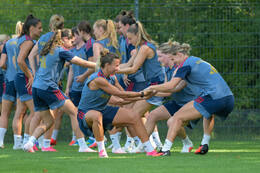 05.08.2026, München, Deutschland. Google Pixel Frauen-Bundesliga: Die FC Bayern Frauen absolvieren auf dem FC Bayern Campus eine Trainingseinheit zur Vorbereitung auf das Testspiel gegen Paris FC. Arianna Caruso (FC Bayern Frauen), Klara Bühl (FC Bayern Frauen)