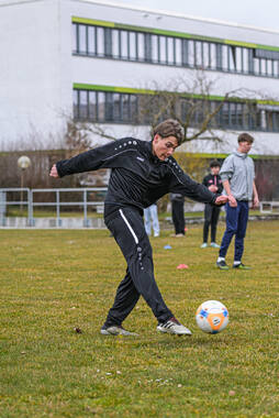 Bad Wörishofen, Deutschland – Vorbereitungstraining für das Schulderby 2026 zwischen der Wirtschaftsschule Bad Wörishofen und dem Josef-Bernhard-Gymnasium Türkheim auf dem Gelände der Wirtschaftsschule in Bad Wörishofen. Das Spiel ist für Mai 2026 geplant.