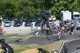 Mindelheim, Deutschland – 23.05.2026: Eröffnung der neuen BikeArea auf der Schwabenwiese in Mindelheim. Die von Schanzenwerk gestaltete und gebaute Anlage umfasst Pumptrack-, Flowline- und Jumpline-Elemente für Kinder, Jugendliche und Erwachsene.