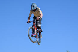 Mindelheim, Deutschland – 23.05.2026: Eröffnung der neuen BikeArea auf der Schwabenwiese in Mindelheim. Die von Schanzenwerk gestaltete und gebaute Anlage umfasst Pumptrack-, Flowline- und Jumpline-Elemente für Kinder, Jugendliche und Erwachsene.