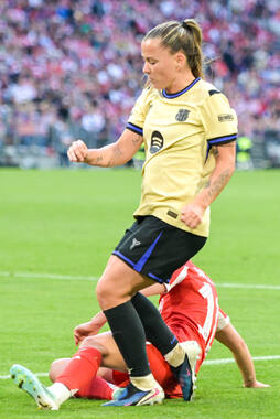 Allianz Arena, München, Deutschland – 25.04.2026: Fußball, UEFA Women’s Champions League 2025/2026, Halbfinale Hinspiel, FC Bayern München Frauen vs. FC Barcelona Frauen: Linda Dallmann (FC Bayern München, Mittelfeld) grätscht Clàudia Pina / Claudia Pina (FC Barcelona, Sturm) den Ball weg.
