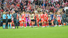 Allianz Arena, München, Deutschland – 25.04.2026: Fußball, UEFA Women’s Champions League 2025/2026, Halbfinale Hinspiel, FC Bayern München Frauen vs. FC Barcelona Frauen: Spieler feiern gemeinsam nach Apfiff.
