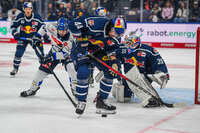 09.10.2026, München, Deutschland. PENNY DEL, Deutsche Eishockey Liga, Saison 2026/27, 7. Spieltag: EHC Red Bull München gegen ERC Ingolstadt im SAP Garden in München. Trevor Carrick (EHC Red Bull München) am Puck, mit dem Puck, in Puckbesitz