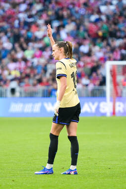 Allianz Arena, München, Deutschland – 25.04.2026: Fußball, UEFA Women’s Champions League 2025/2026, Halbfinale Hinspiel, FC Bayern München Frauen vs. FC Barcelona Frauen: Caroline Graham Hansen (FC Barcelona, Sturm) bereit zum Freistoß.