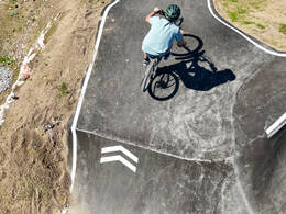Mindelheim, Deutschland – 23.05.2026: Eröffnung der neuen BikeArea auf der Schwabenwiese in Mindelheim. Die von Schanzenwerk gestaltete und gebaute Anlage umfasst Pumptrack-, Flowline- und Jumpline-Elemente für Kinder, Jugendliche und Erwachsene.