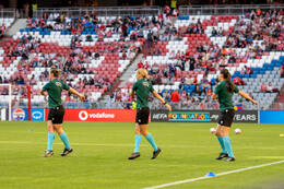Allianz Arena, München, Deutschland – 25.04.2026: Fußball, UEFA Women’s Champions League 2025/2026, Halbfinale Hinspiel, FC Bayern München Frauen vs. FC Barcelona Frauen: Schiedsrichter wärmen sich auf.