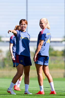 19.08.2026, München, Deutschland. Google Pixel Frauen-Bundesliga: Die FC Bayern Frauen absolvieren auf dem FC Bayern Campus eine Trainingseinheit vor dem Bundesliga-Saisonauftakt gegen den 1. FC Union Berlin. Momoko Tanikawa (FC Bayern Frauen), Pernille Harder (FC Bayern Frauen)