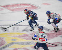 09.10.2026, München, Deutschland. PENNY DEL, Deutsche Eishockey Liga, Saison 2026/27, 7. Spieltag: EHC Red Bull München gegen ERC Ingolstadt im SAP Garden in München. Maximilian Kastner (EHC Red Bull München) am Puck, mit dem Puck, in Puckbesitz