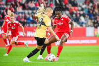 19.10.2026, München, Bayern, Deutschland. Google Pixel Frauen-Bundesliga: FC Bayern Frauen gegen VfB Stuttgart Frauen. Spielort: FC Bayern Campus-Stadion. Edna Imade (FC Bayern Frauen) im Zweikampf, im Duell, im Kampf um den Ball mit Luzie Zähringer (VfB Stuttgart Frauen)