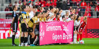 19.10.2026, München, Bayern, Deutschland. Google Pixel Frauen-Bundesliga: FC Bayern Frauen gegen VfB Stuttgart Frauen. Spielort: FC Bayern Campus-Stadion. Übersicht beider Teams vor dem Spiel mit dem Plakat: Gemeinsam. Stark. Gegen Brustkrebs.