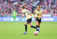 Allianz Arena, München, Deutschland – 25.04.2026: Fußball, UEFA Women’s Champions League 2025/2026, Halbfinale Hinspiel, FC Bayern München Frauen vs. FC Barcelona Frauen: Caroline Graham Hansen (FC Barcelona, Sturm) täuscht einen Freistoß an. María León / Maria Leon (FC Barcelona, Abwehr) schießt den Ball.
