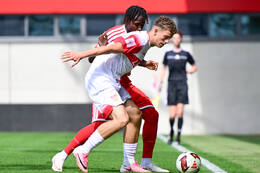 19.08.2026, München, Deutschland. FC Bayern München U19 vs. VfB Stuttgart U19 am FC Bayern Campus in München. Zweikampf