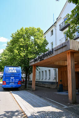 19.07.2026, Bad Wörishofen, Deutschland. 2. Bundesliga: Ankunft des SV Darmstadt 98 in Bad Wörishofen. Sommertrainingslager. Vorbereitung auf die Saison 2026/2027. Übersicht Bus und Parkhotel