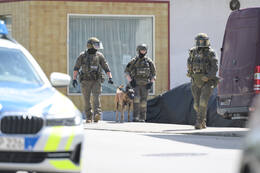 Bad Wörishofen, Deutschland – 12.05.2026: Zahlreiche Einsatzkräfte der Polizei und das SEK sind bei einem Großeinsatz an der Hauptstraße in Bad Wörishofen im Einsatz. Das Gebiet wurde großräumig abgesperrt.